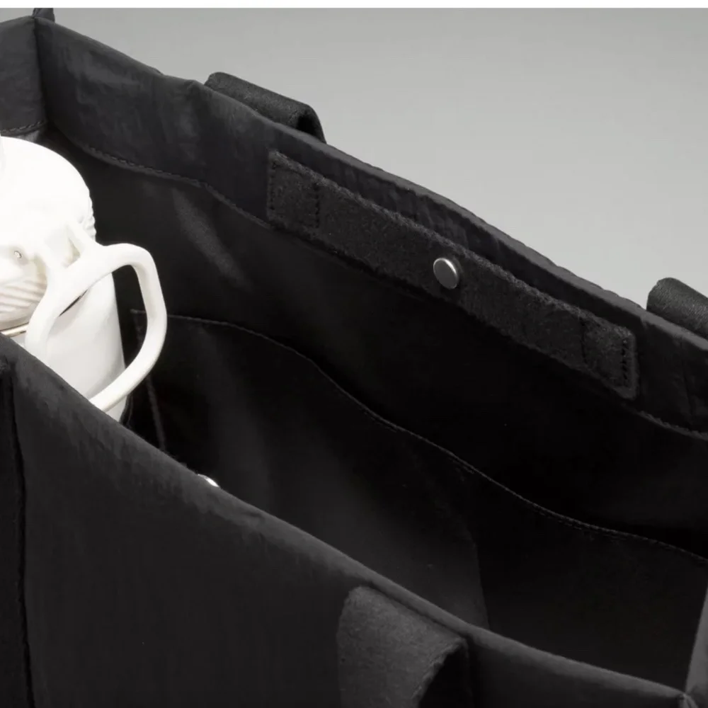 lululemon black padded boxy tote bag - Picture 6 of 15